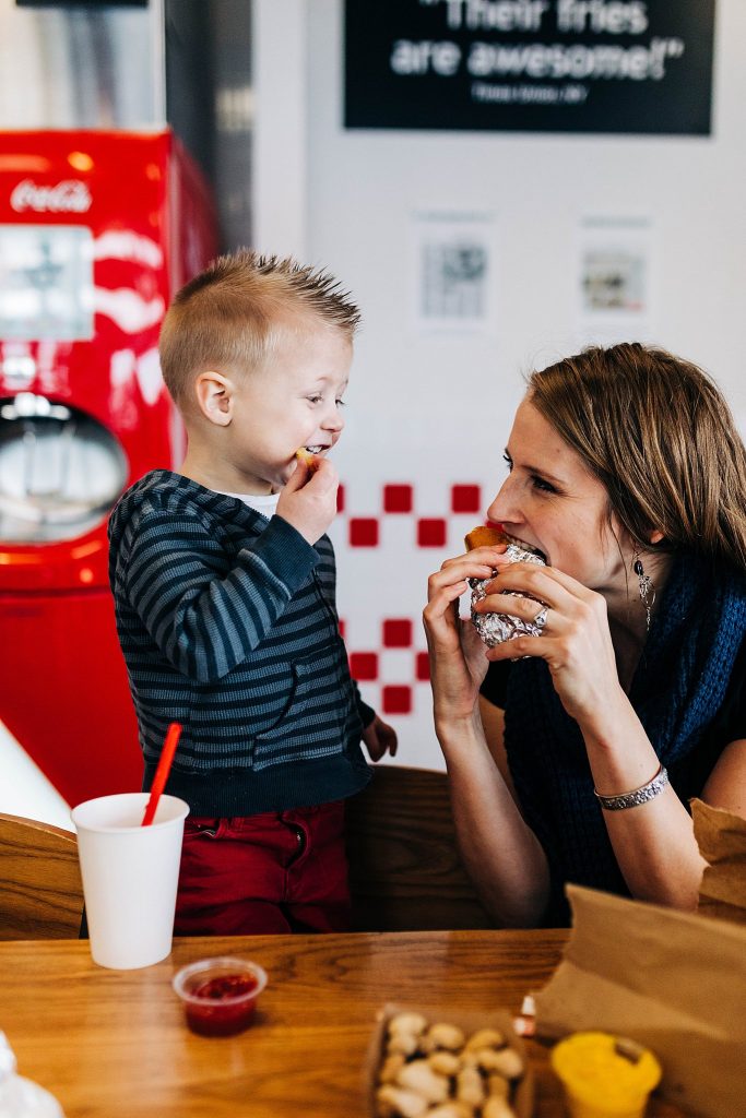 lunch date photo session at five guys burgers